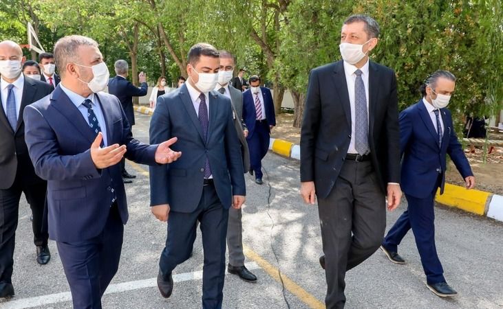 Milli Eğitim Bakanı Ziya Selçuk, Ankara Sincan’da öğrencilerle bir araya geldi 1